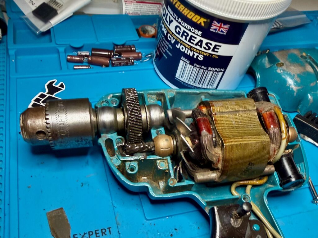 Greasing the main gear - all teeth of the drill.