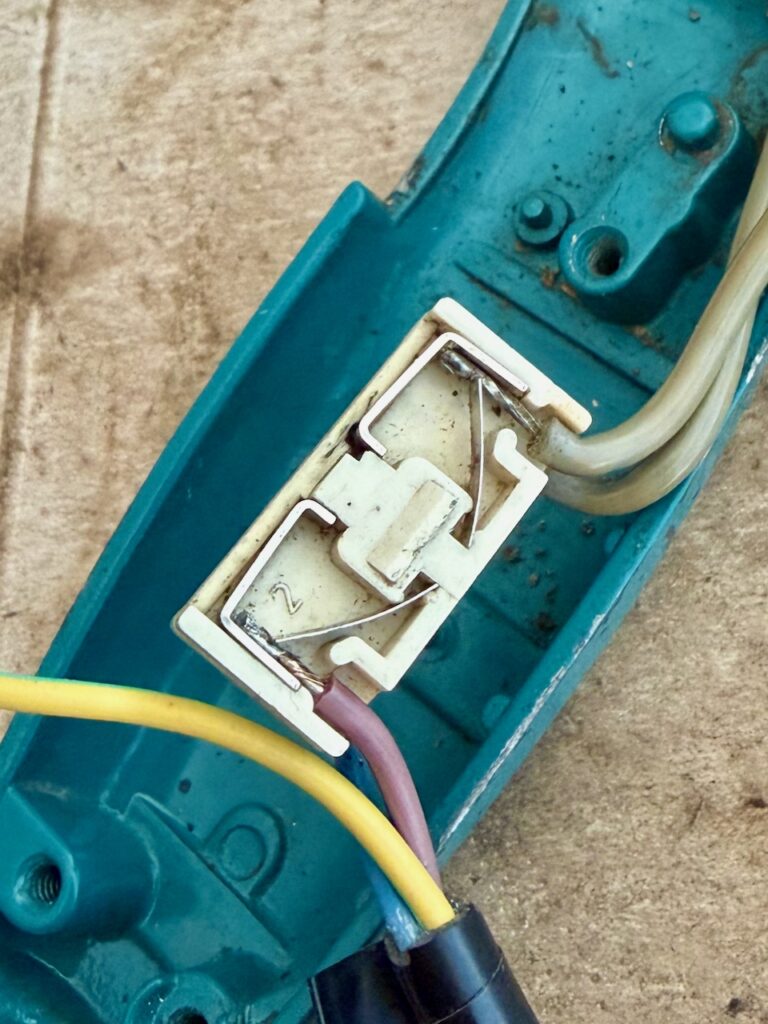 The screw-less, push-in mechanism of the RB1 switch.